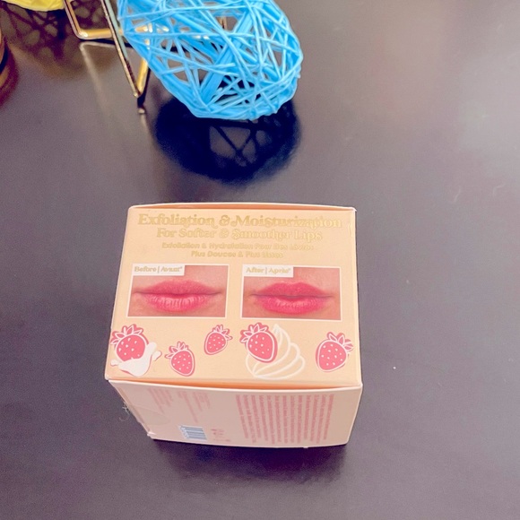 Grande Cosmetics Grande Buff Moisturizing Lip Scrub Strawberries & Cream - Picture 4 of 5